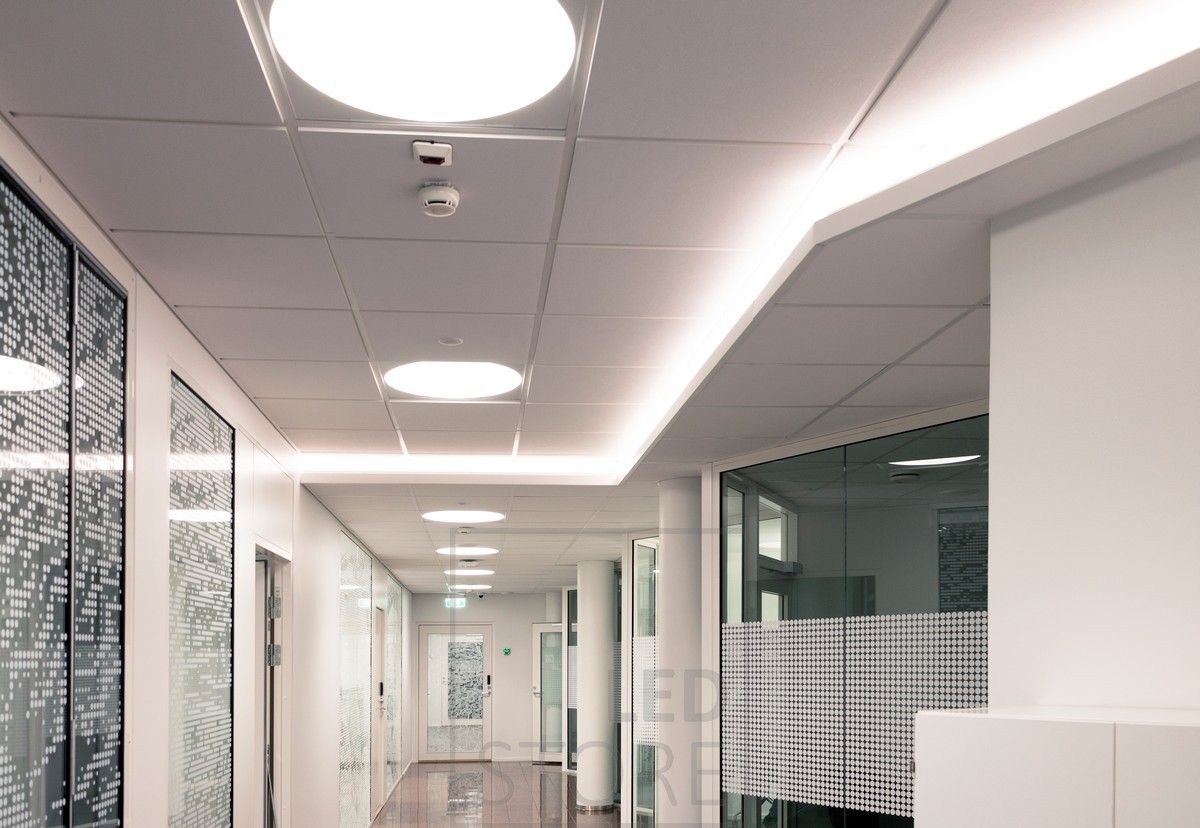 Led strip installed in the corridor of a downlight box creating atmospheric indirect light. General lighting implemented with recessed Plafondi luminaires.