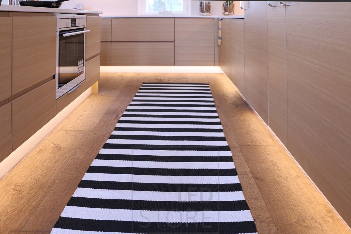 The indirect light on the plinth acts as both mood and night light. Ledstore.fi