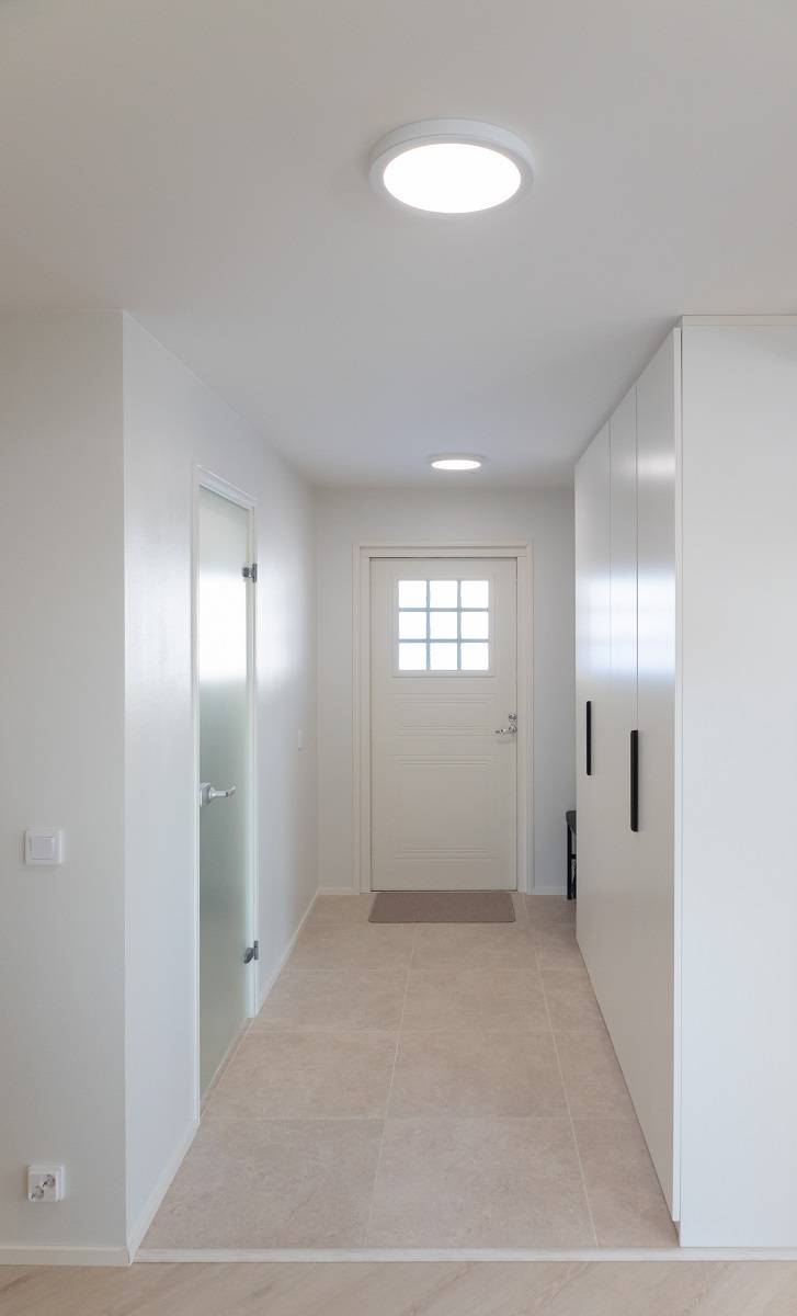 Round LED ceilings in the hallway