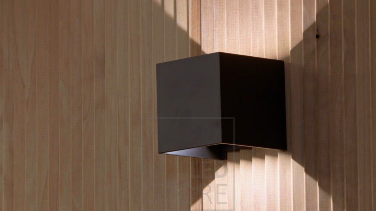 Black FUNK wall lamp. The lamp illuminates in two directions with 3500 Kelvin light and must be dimmed. In addition, the opening angle of the light can be adjusted with the help of 4 separately movable vanes. Ledstore.fi