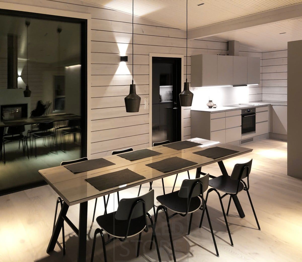 Black wall lamp FUNK as mood lighting in the dining area. Ledstore.fi