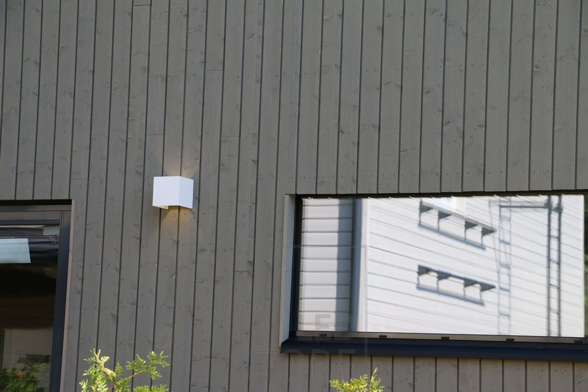 The white FUNK wall lamp outside illuminates the facade and creates atmospheric, indirect lighting outside. The lamp must be dimmable and the opening angle of the light adjustable. Ledstore.fi