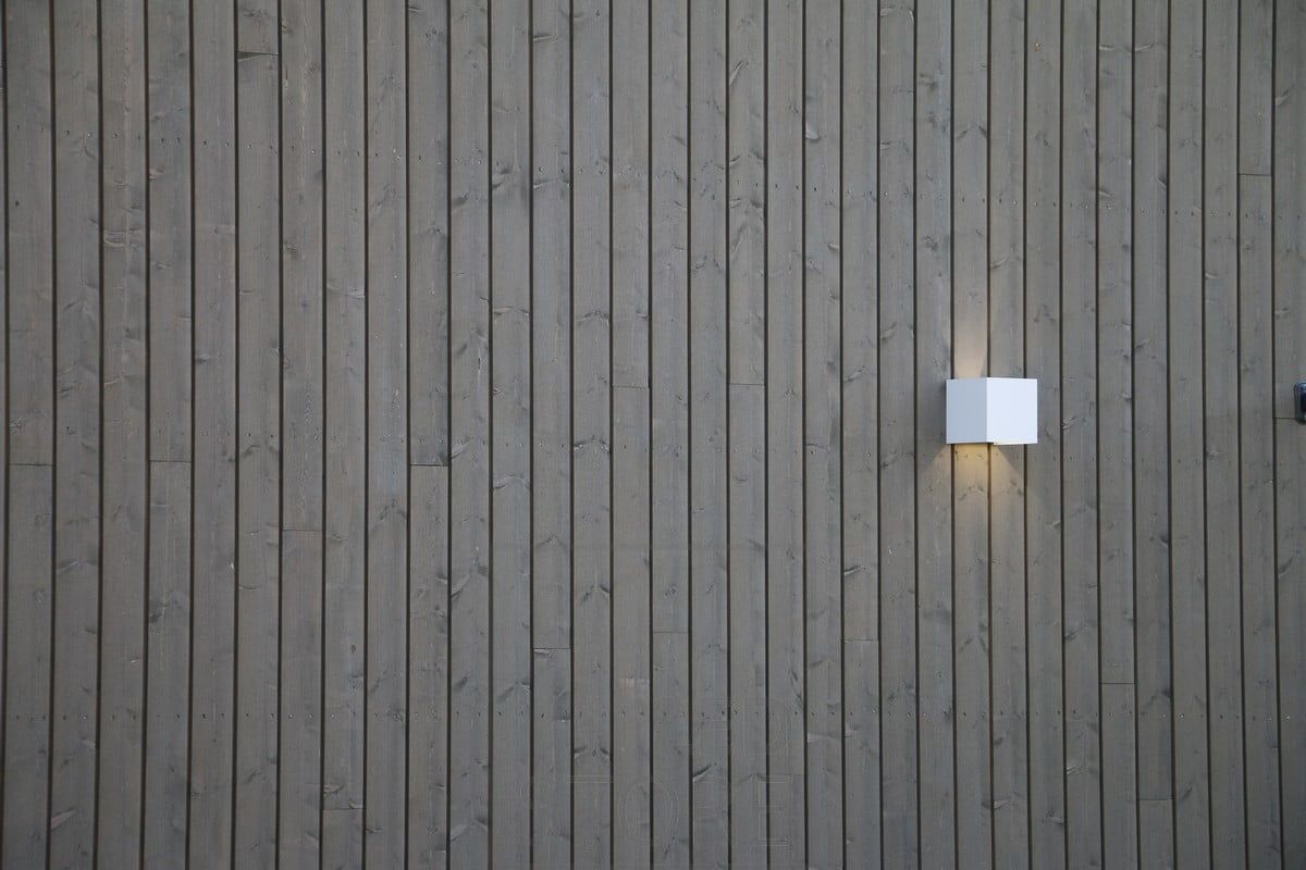 The white FUNK wall lamp outside illuminates the facade and creates atmospheric, indirect lighting outside. Ledstore.fi