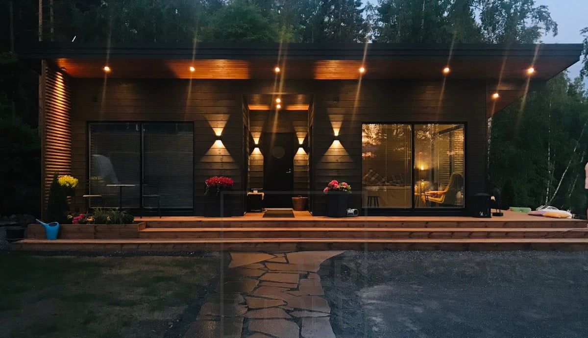 On the wall of the building, black FUNK wall lamps illuminate the facade of the house and create atmospheric lighting outside. The light opening angle of FUNK led wall lights can be adjusted as needed. The lamp must also be dimmed. Ledstore.fi