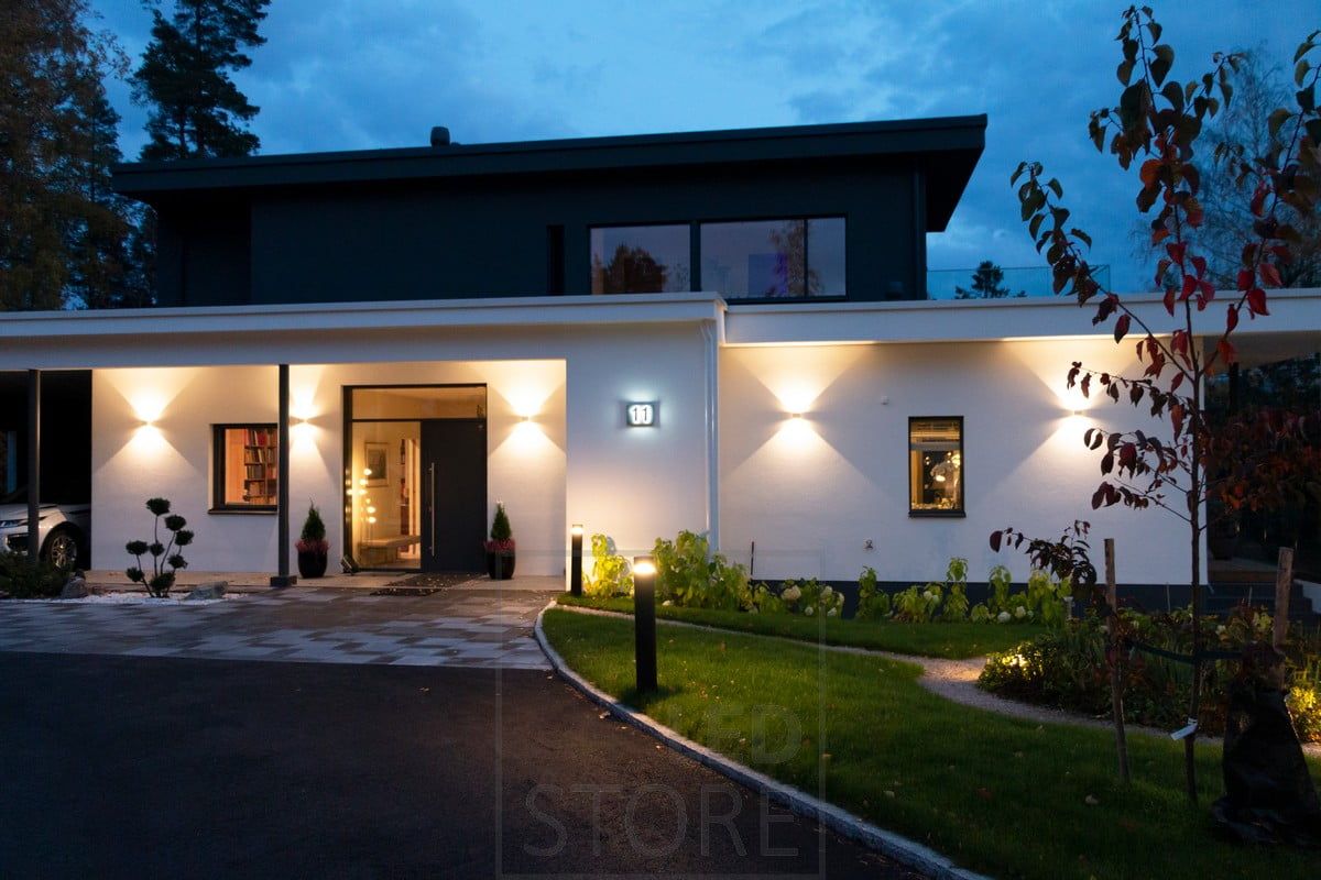 On the wall of the building, white FUNK wall lamps illuminate the facade of the house and create atmospheric lighting outside. The opening angle of the light can be adjusted as needed in the lamps. The lamp must also be dimmed. Ledstore.fi