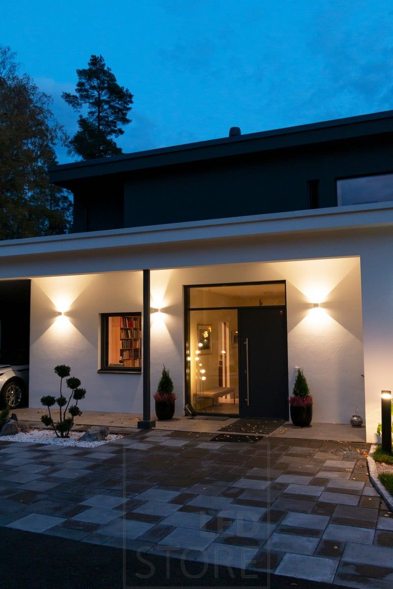 On the wall of the building, white FUNK wall lamps illuminate the facade of the house and create atmospheric lighting outside. Ledstore.fi