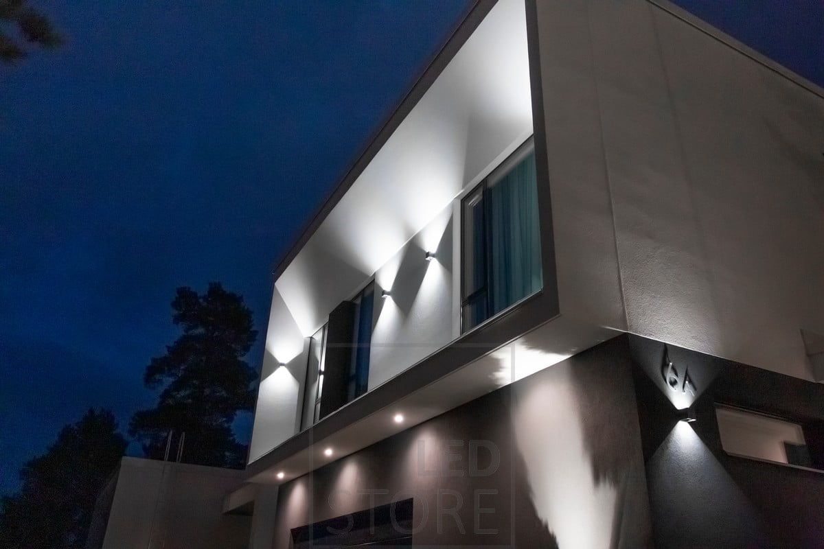Lighting of the house facade: Above the garage, KANTTI led spots illuminate directly down the garage door. The facade and house number are illuminated by FUNK led wall lamps. Ledstore.fi