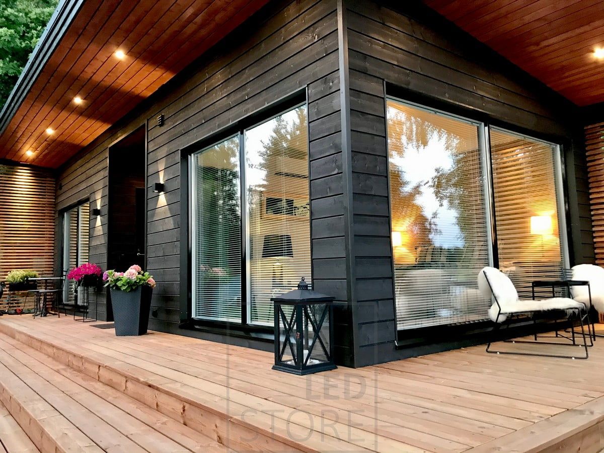 Black FUNK led wall lamps highlighting the facade of the building and illuminating indirect light. Directional, black KANTTI spots on the roof of the terrace. The LINJA5 lamps emphasize the rimming. Ledstore.fi