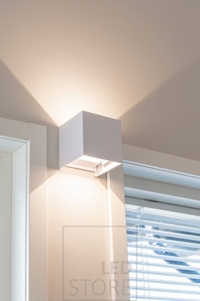 White FUNK led wall light. The luminaire has 4 separate wings, which allow you to adjust the angle of the light to suit your needs. Ledstore.fi