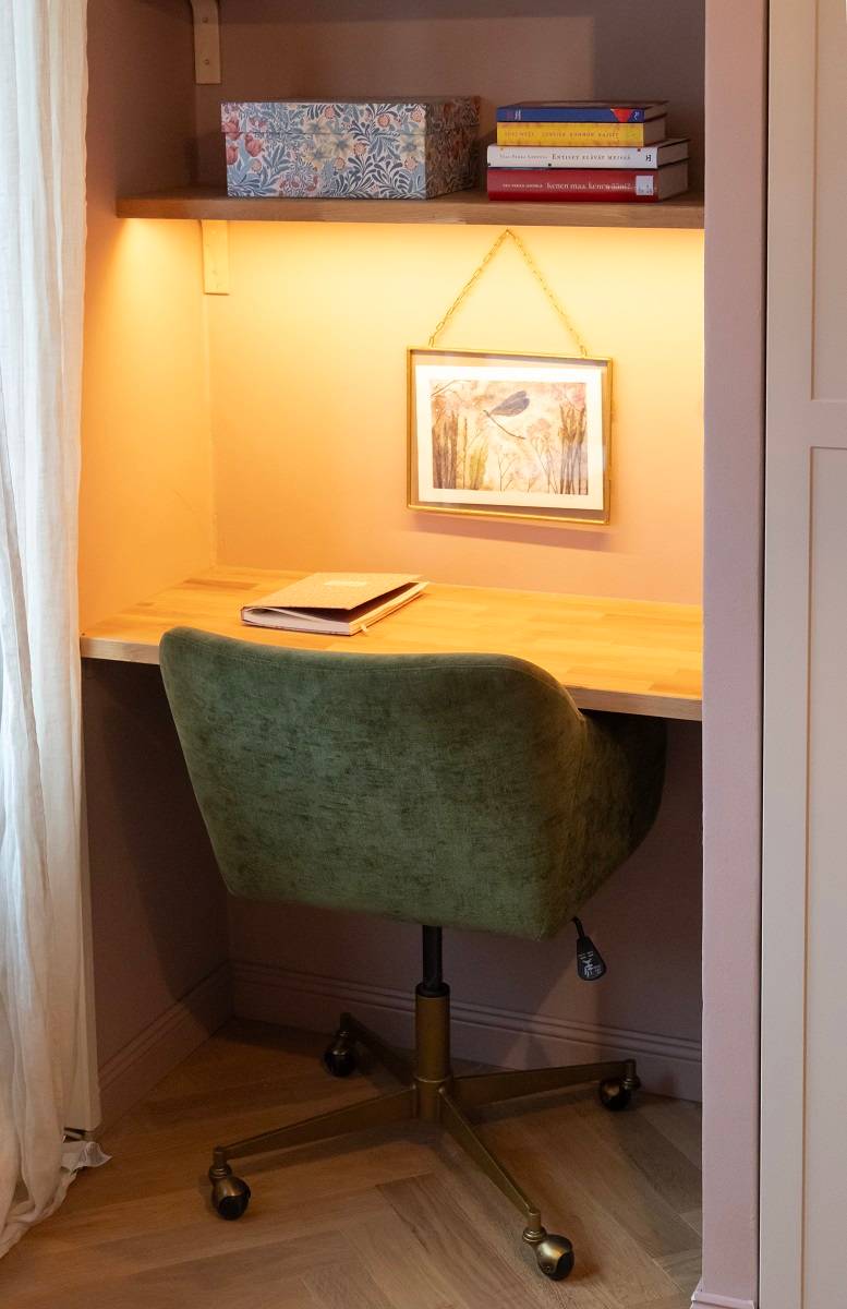 Below the shelf, a led strip illuminates the level.