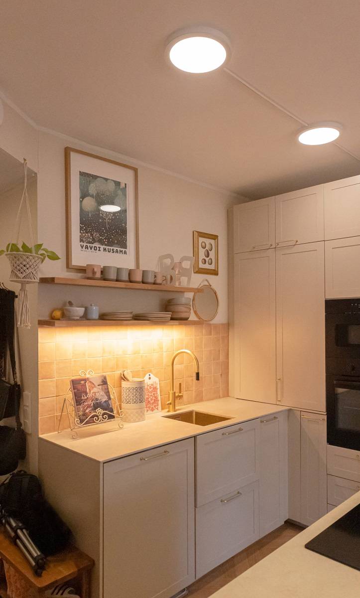 Kitchen ceiling with two pieces of LED plafond 280 and under shelf led strip in warm 3000K light color temperature..