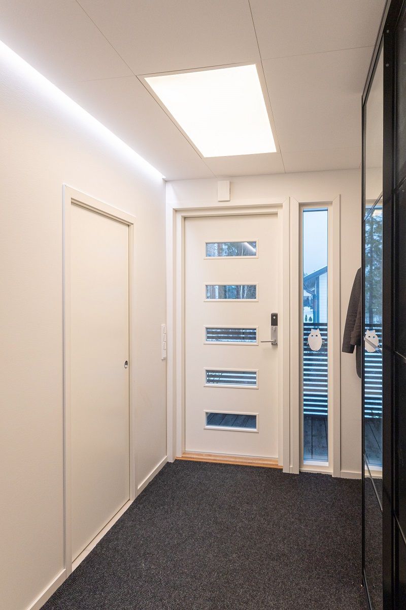 The luminous entrance hall is illuminated by a large led panel and led strip.