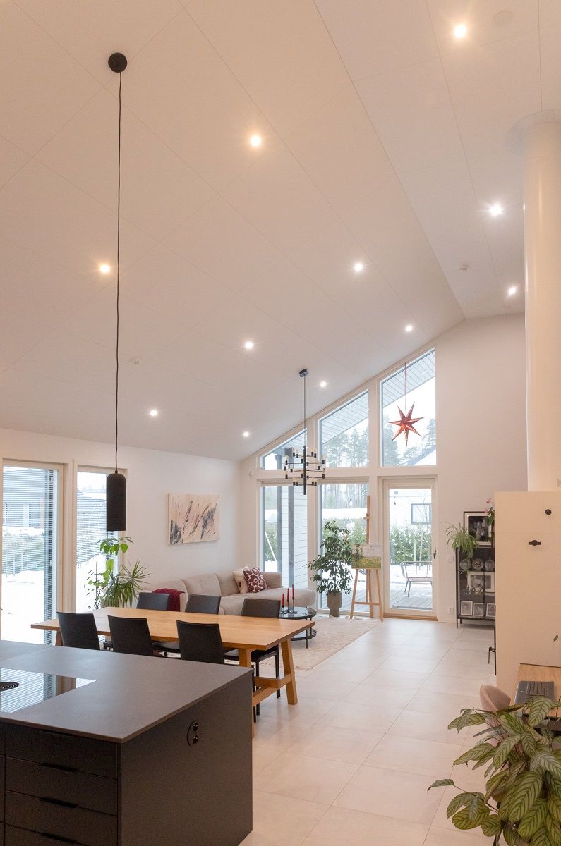 LED spotlights as general lighting in the dining room and living room.