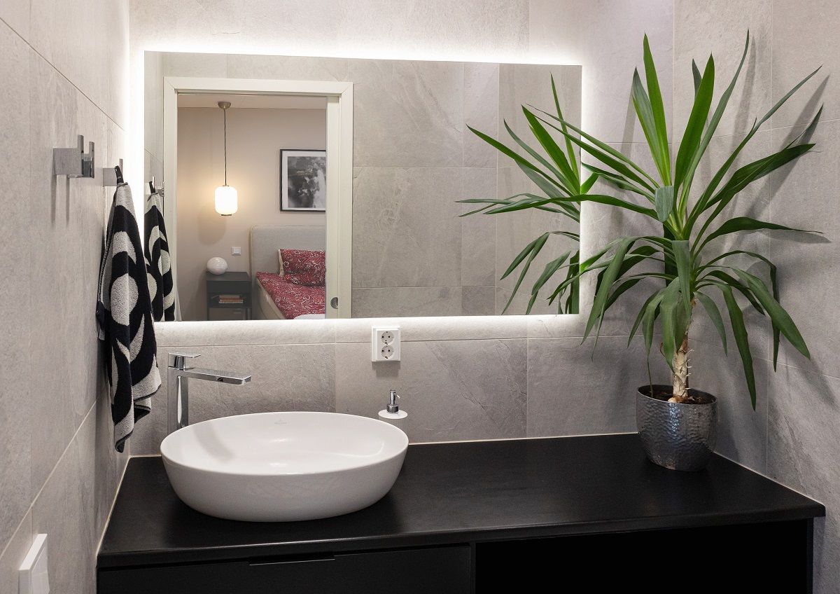 Behind the mirror, a led strip of light indirectly illuminates.