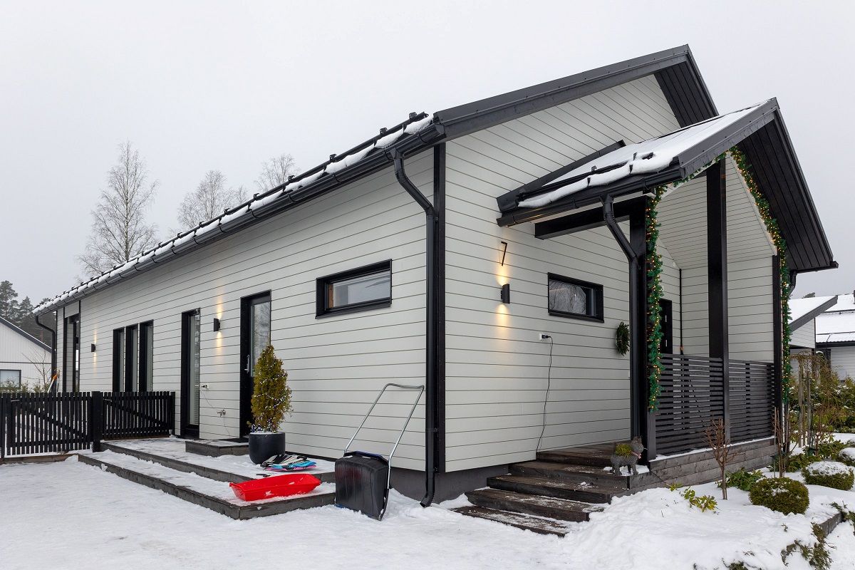 The facade of the house is illuminated with VIISTO2 wall lights.