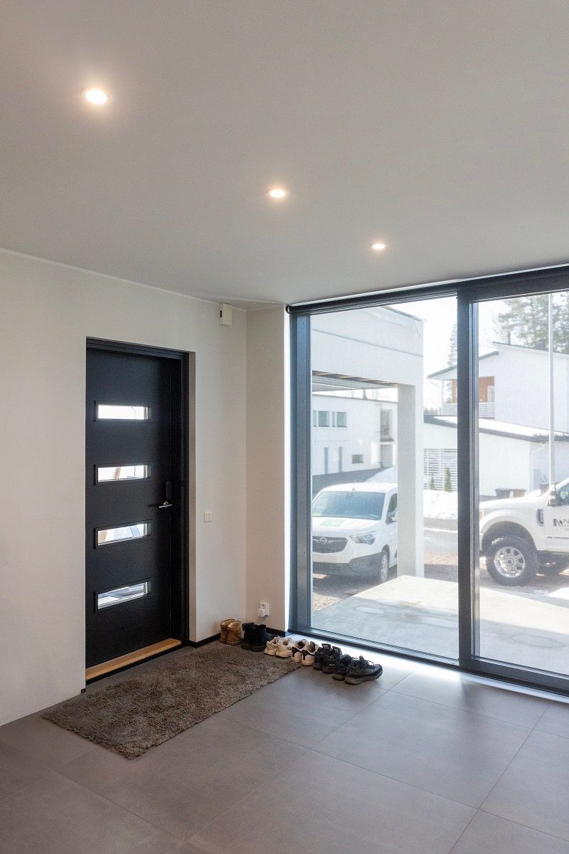 R023 spotlights flush mounted in the ceiling of the hallway.