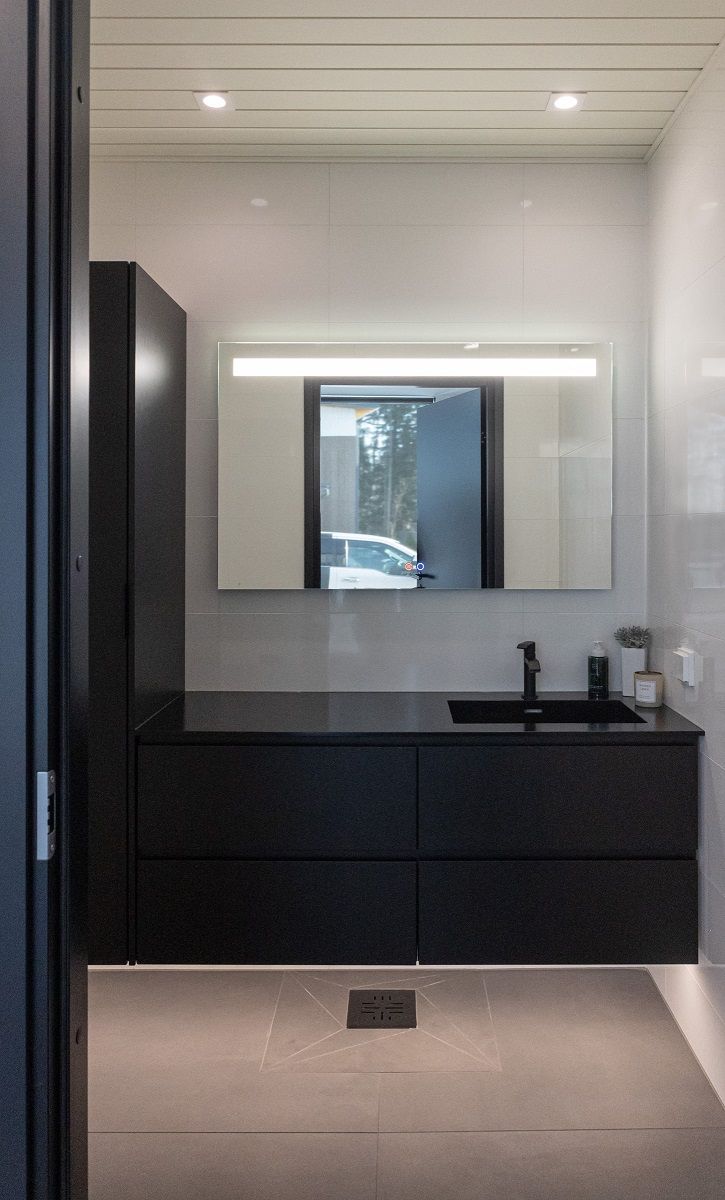 Bathroom with LED strip under the cabinets for indirect light, SEELIA mirror light and two SQ023 LED downlights in the ceiling.