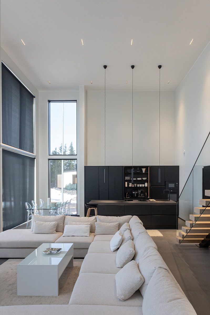 LINJA10 spotlights for general lighting in the ceiling of the living room, kitchen and dining area, and three LED PIIPPU 2.0 pendant lights above the kitchen island.