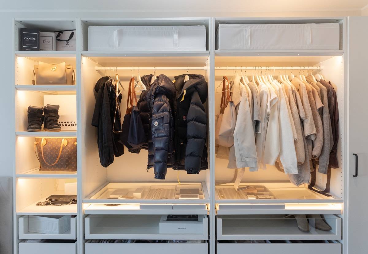 The wardrobe lighting is realized with LED strip.