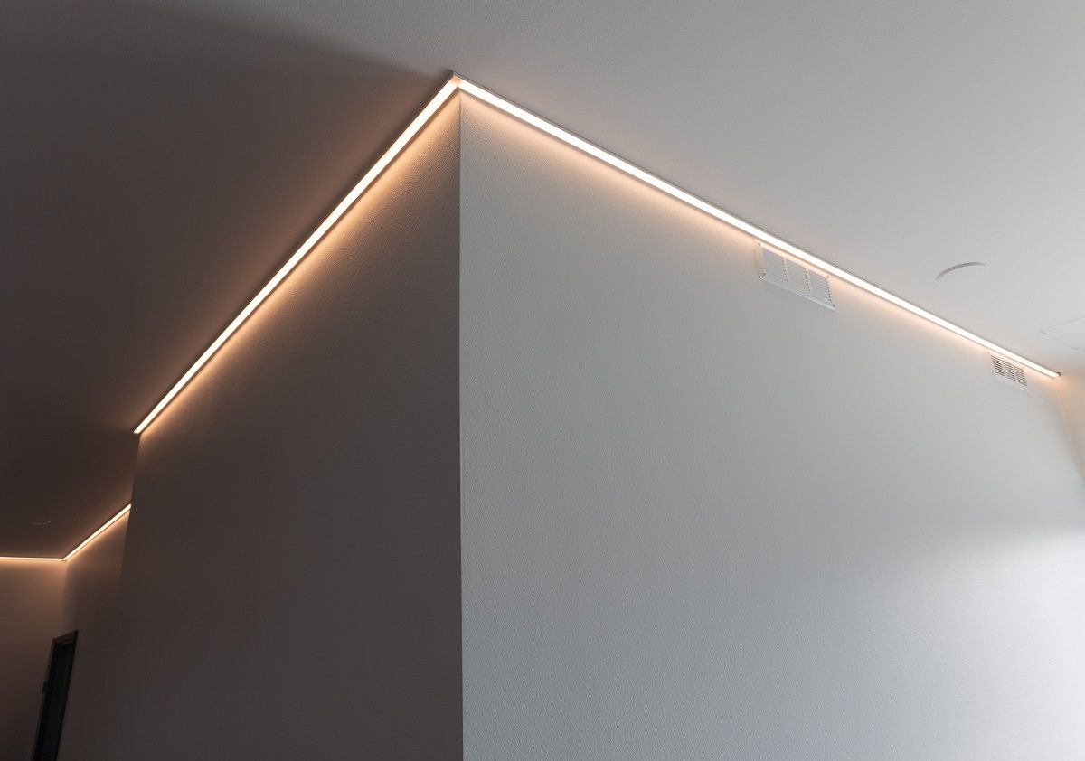 LED strip in surface mounted aluminium profile