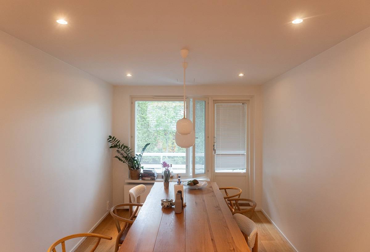 In the dining area, there are four spotlights in addition to the pendant light.