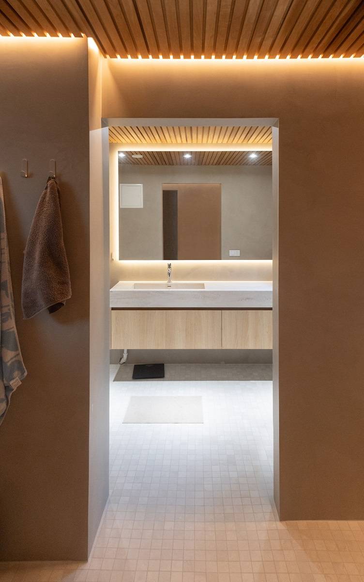 LED strips and spotlights have been used in the bathroom.