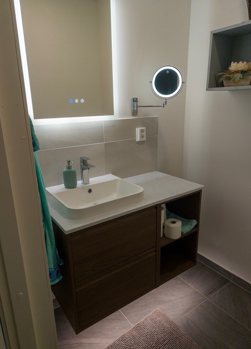 In addition to the led strip in the bathroom, a light mirror and a small round panel lamp