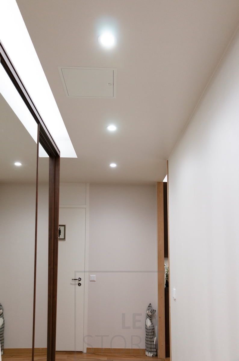 Entrance hall lighting with CCT adjustable spotlights and LED strip, cold white. LedStore.fi