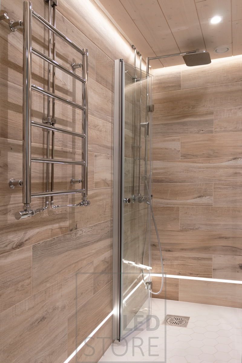 The indirect lighting in the bathroom works in sync with the spots, with the same dimming and colour temperature at all times. LedStore.fi