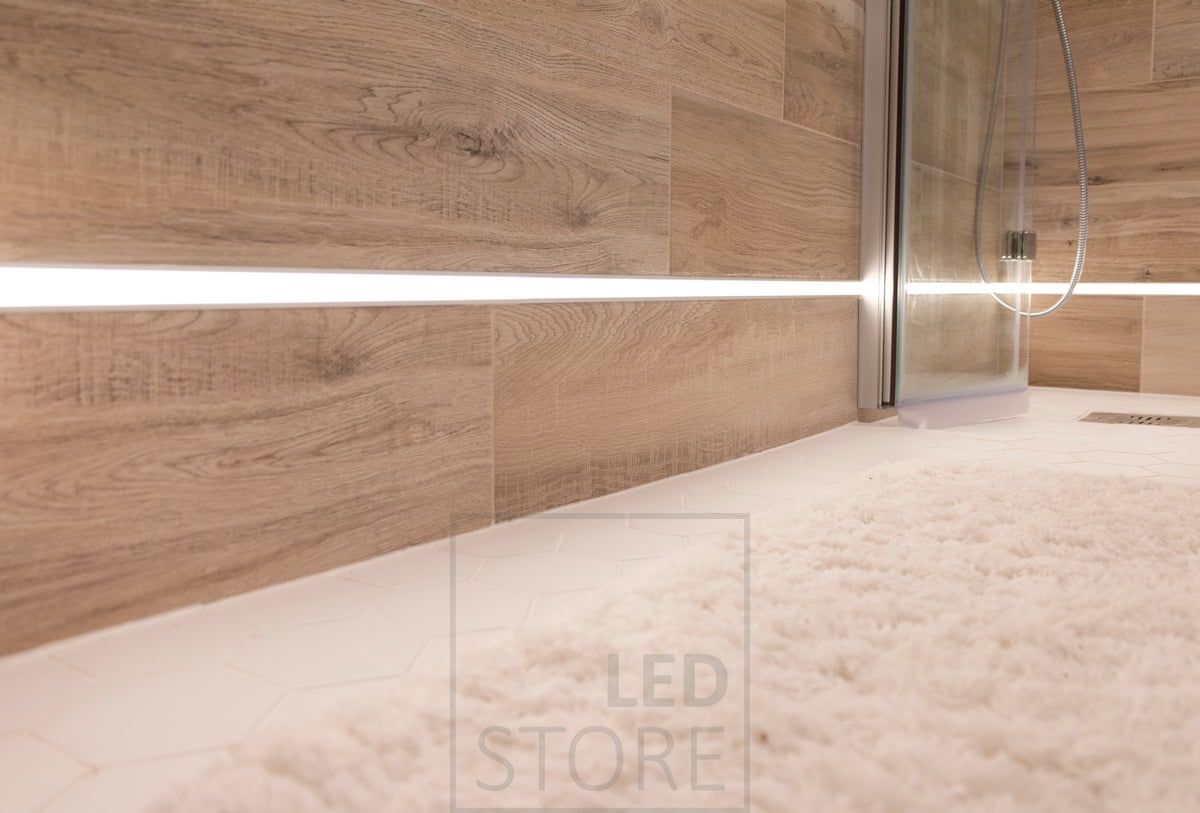 The eye-catching 7.2 W/m Solo CCT LED strip in a watertight recessed profile in the bathroom.