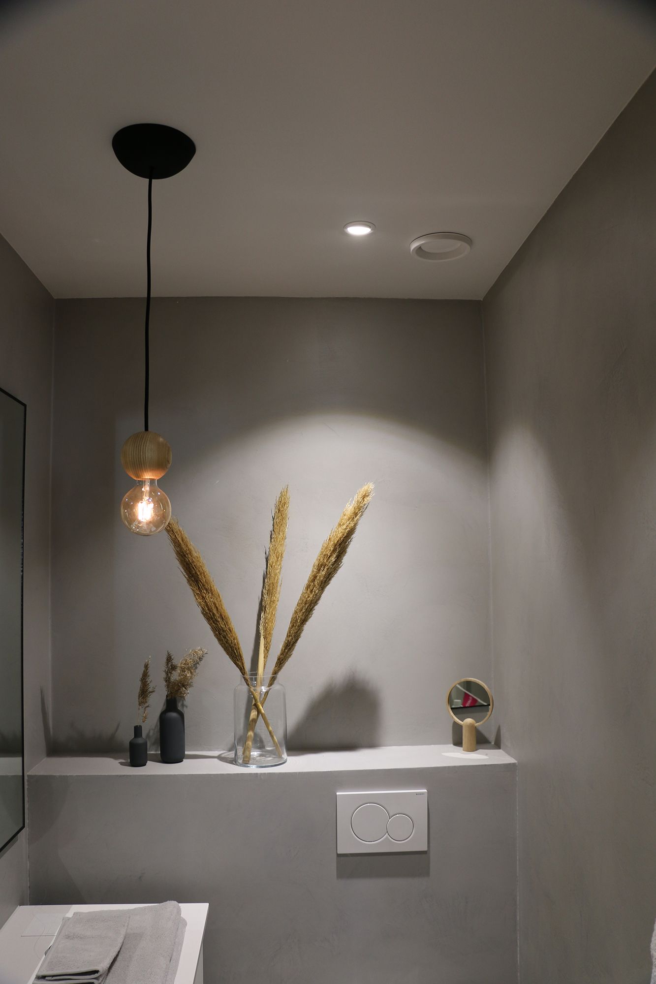 Spotlight highlighting the objects placed on the shelf and the shelf itself. The spotlight near the wall also highlights the light pattern of the lamp. Ledstore.fi