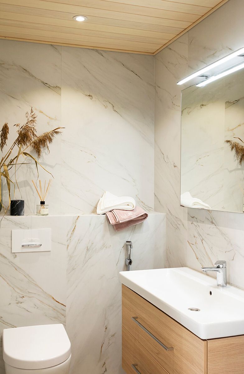Spot on the ceiling in the bathroom. Placing the spot close to the wall accentuates its light pattern. Ledstore.fi