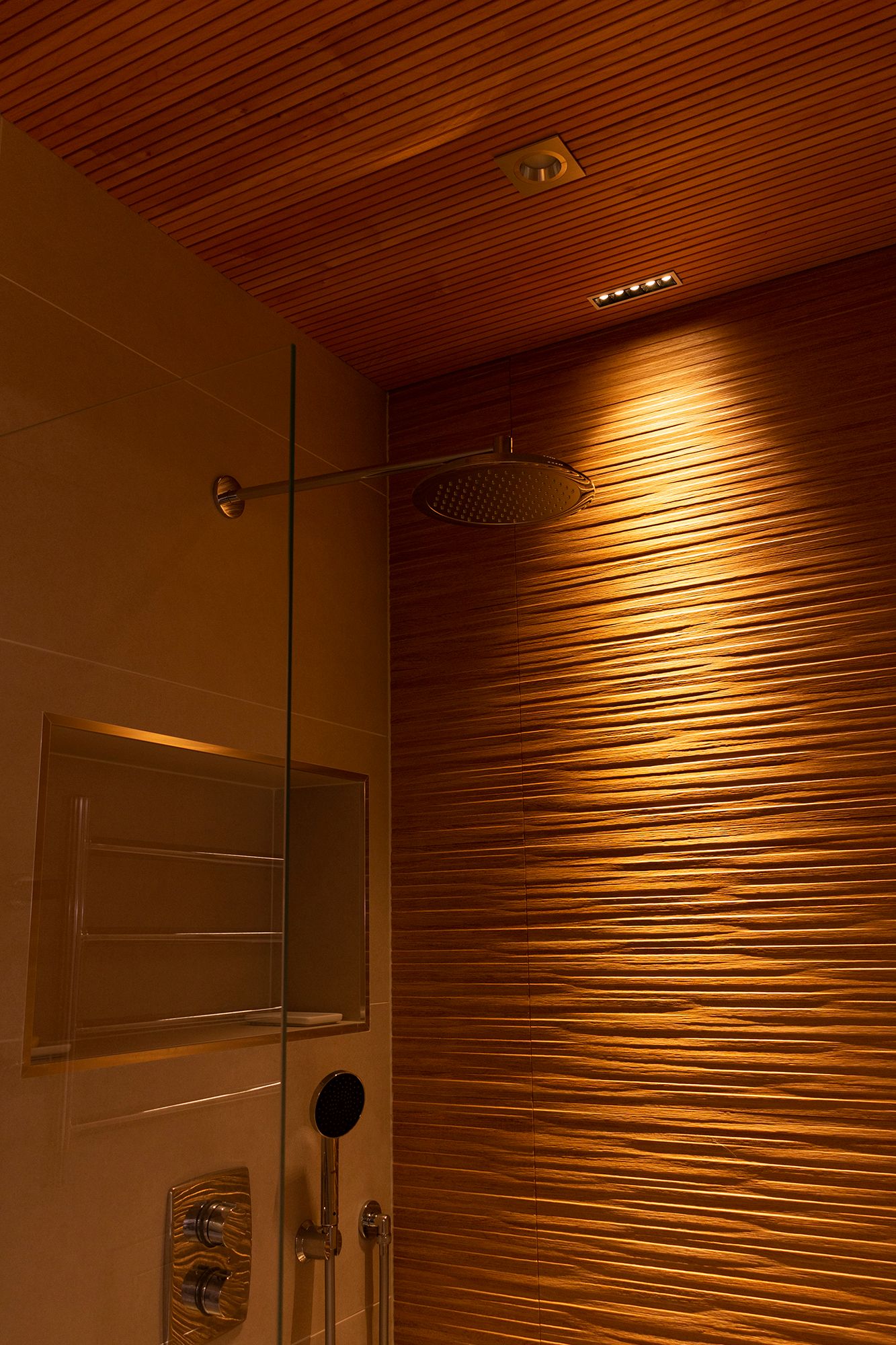 Texture wall accent with LINJA5 luminaire. The luminaire is dimmable and you can choose between 3000K warm light colour temperature or 4000K neutral colour temperature. Ledstore.fi