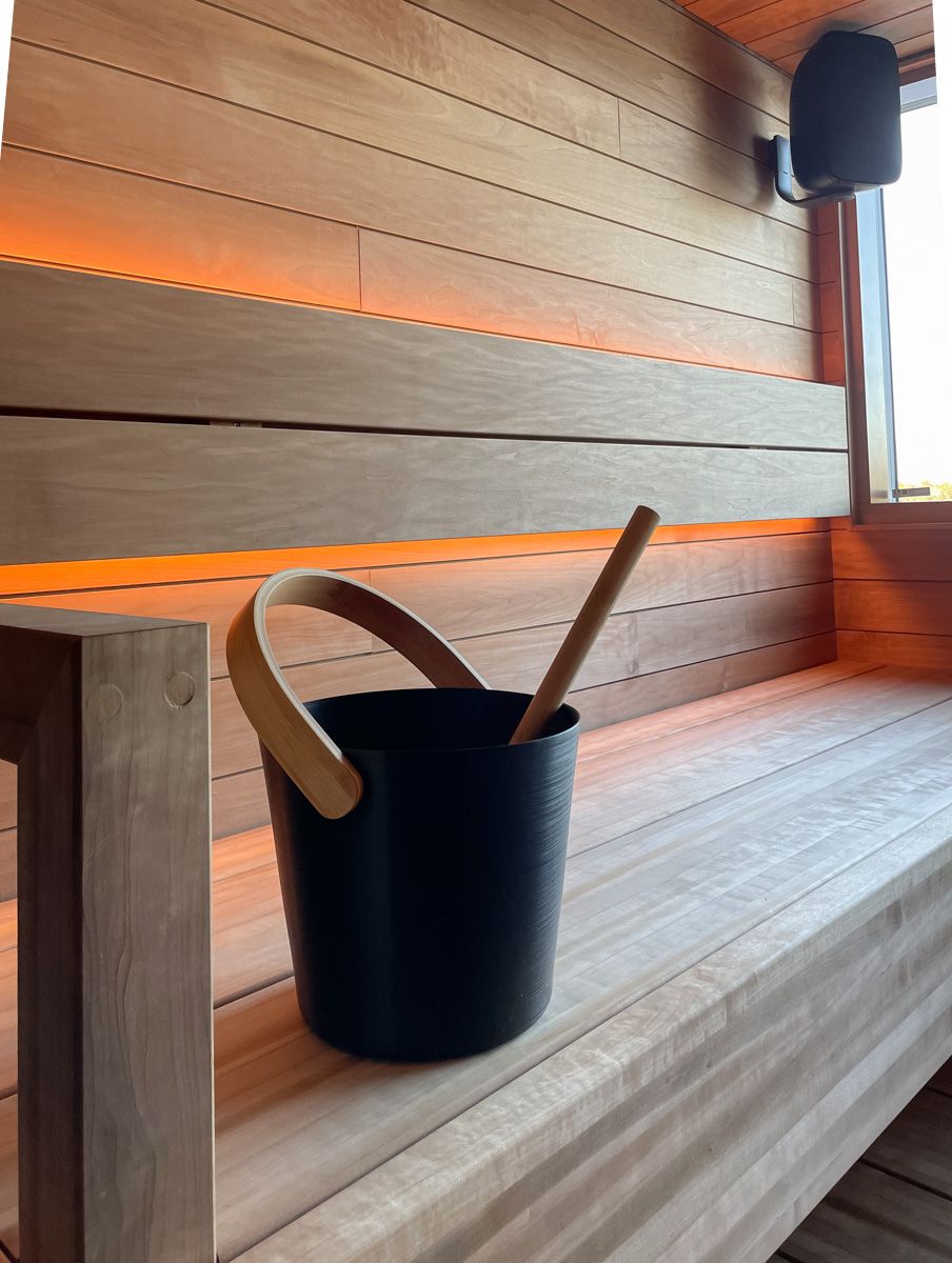 The white LED ribbon is temperature-controlled and has an almost orange tint at its warmest point.