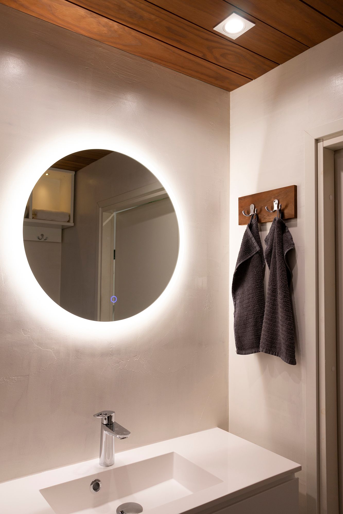 Round light mirror in the bathroom. The spots are positioned to illuminate the face from one side and this creates an excellent shaving and make-up light. Spotlight diameter 600mm. Ledstore.fi