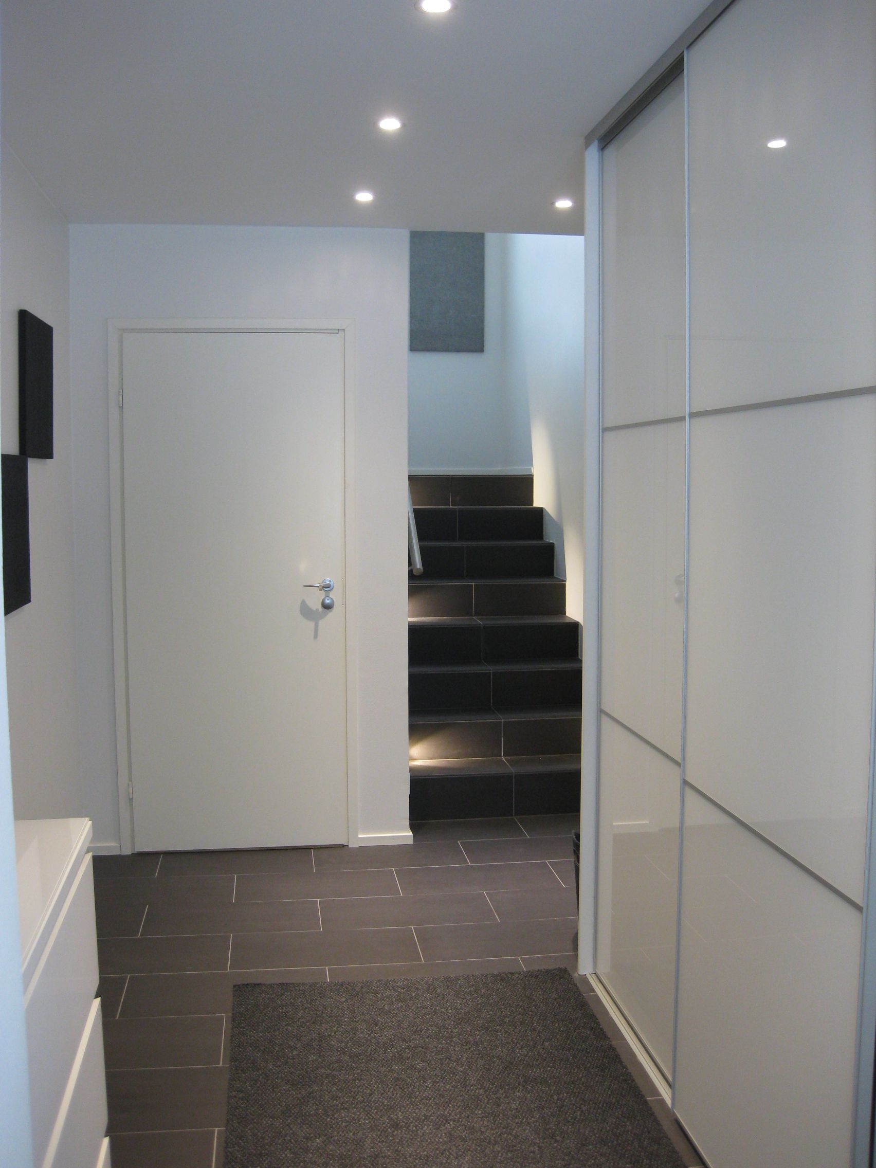 Circular, recessed ceiling pots for hallway lighting. Ledstore.fi