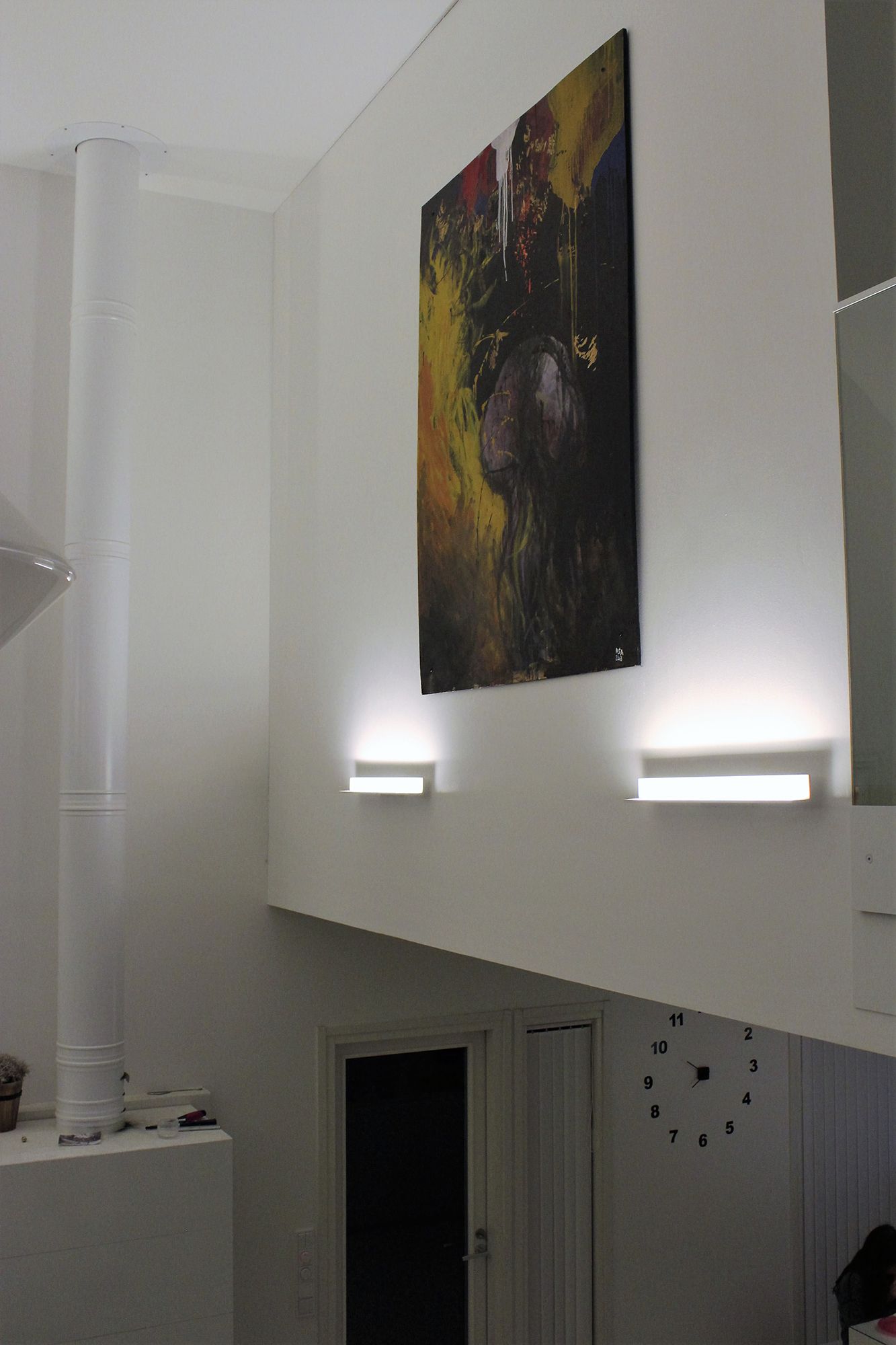 Highlighting a blackboard with white BLADE wall lights, aimed to illuminate from the bottom up. Ledstore.fi