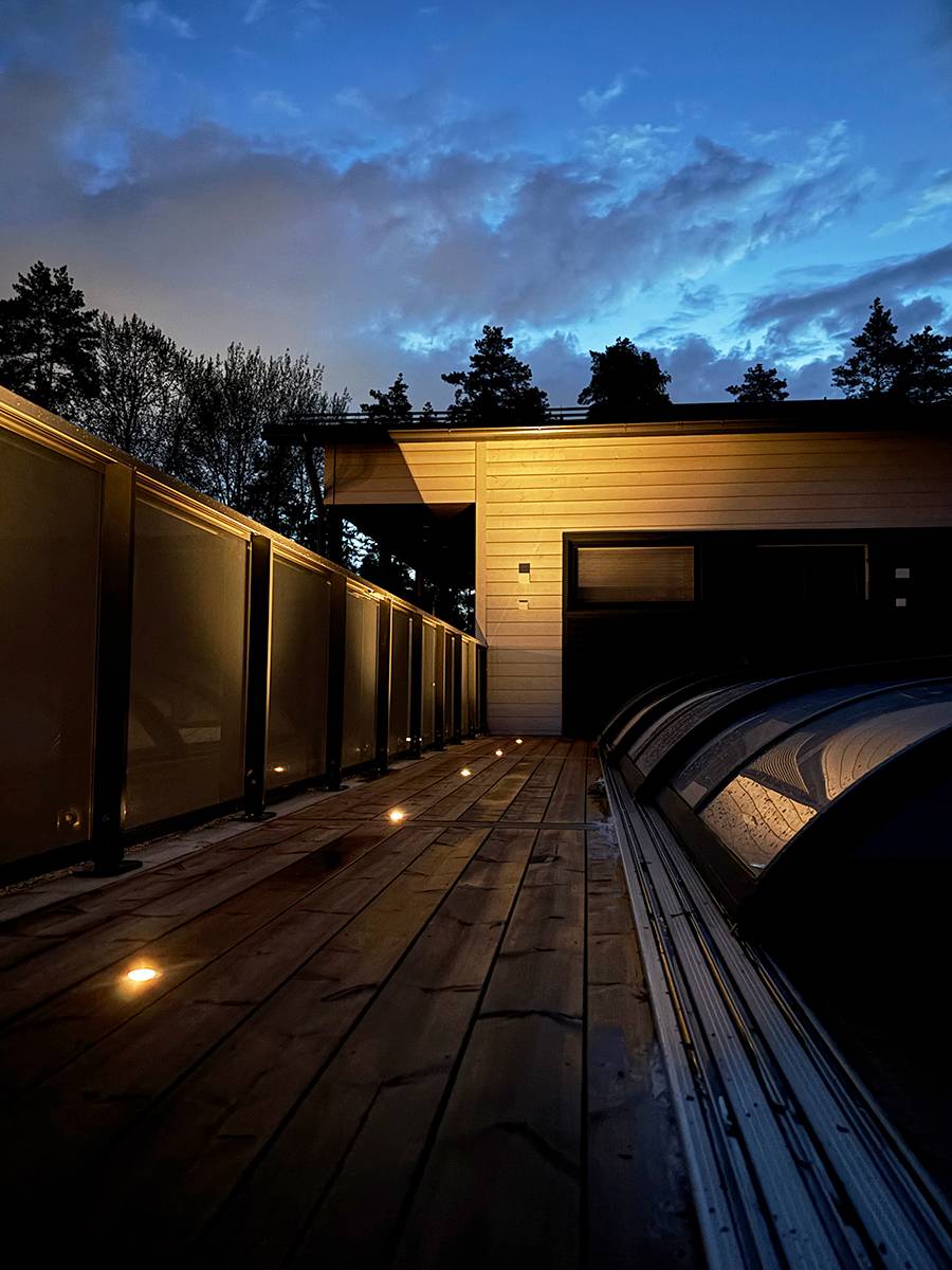 Recessed spotlights in steel illuminate directly upwards.