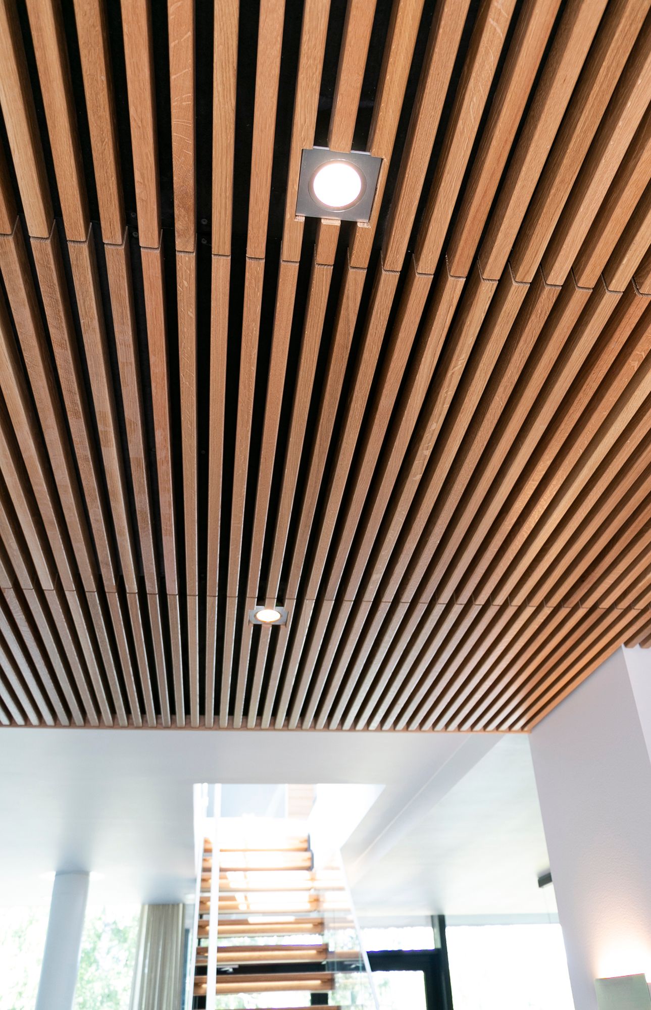 Lighting with Kantti spots embedded in the ceiling, in brushed aluminium. Ledstore.fi