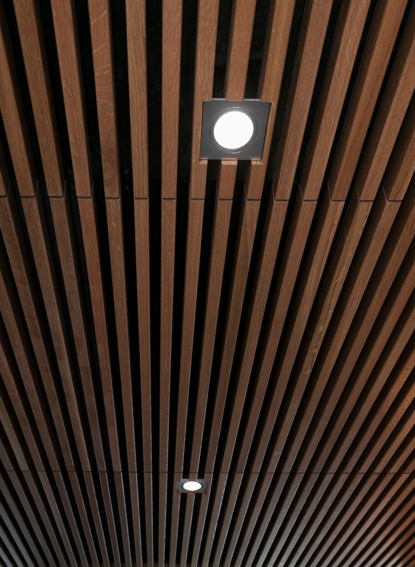 A Kantti spot embedded in the rim ceiling. The end result is neat and finished. Ledstore.fi