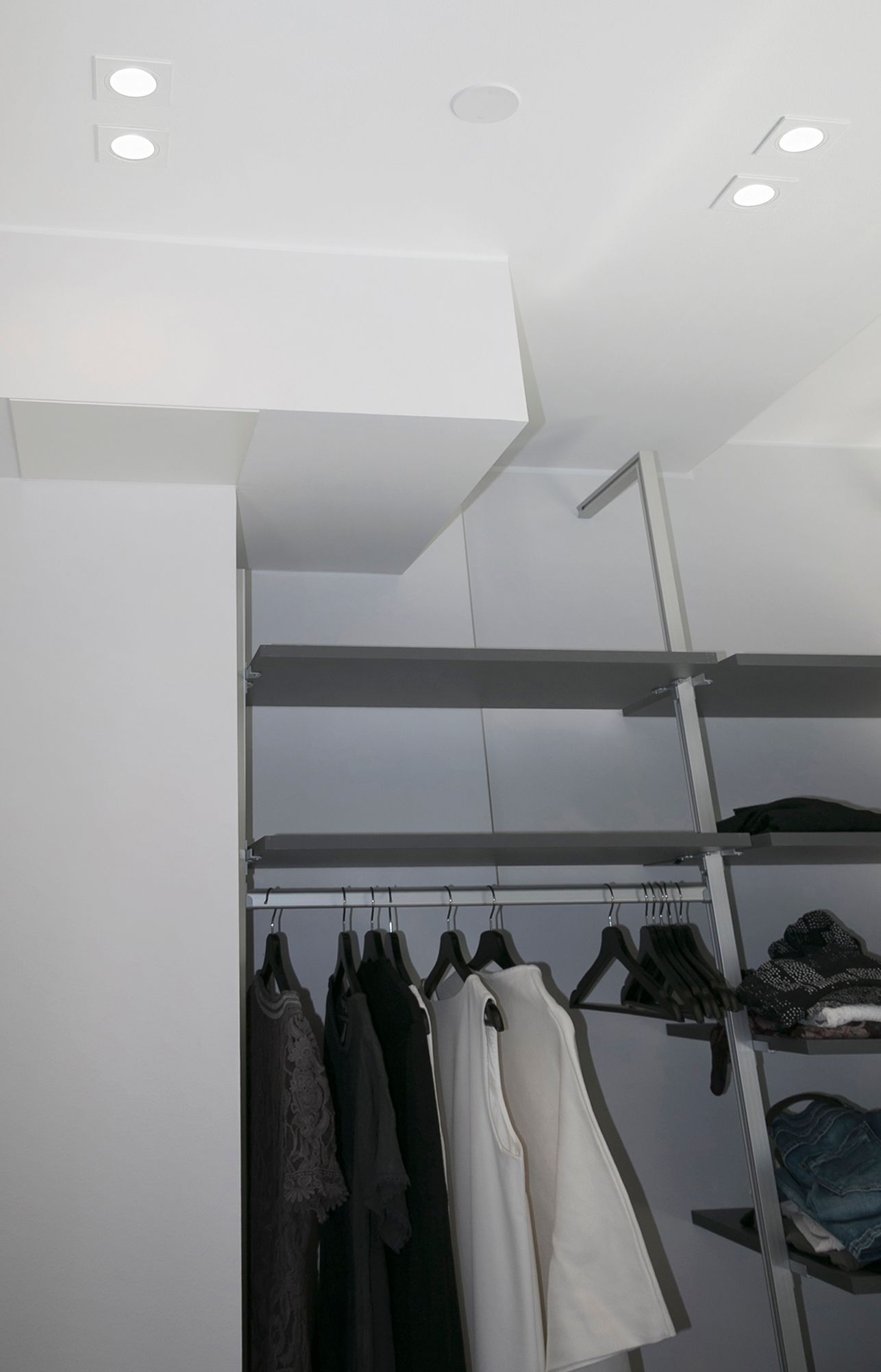 Led CHINESE KANTTI spots in pairs on the wardrobe ceiling. You can find more led lamps in the Ledstore range. Ledstore.fi