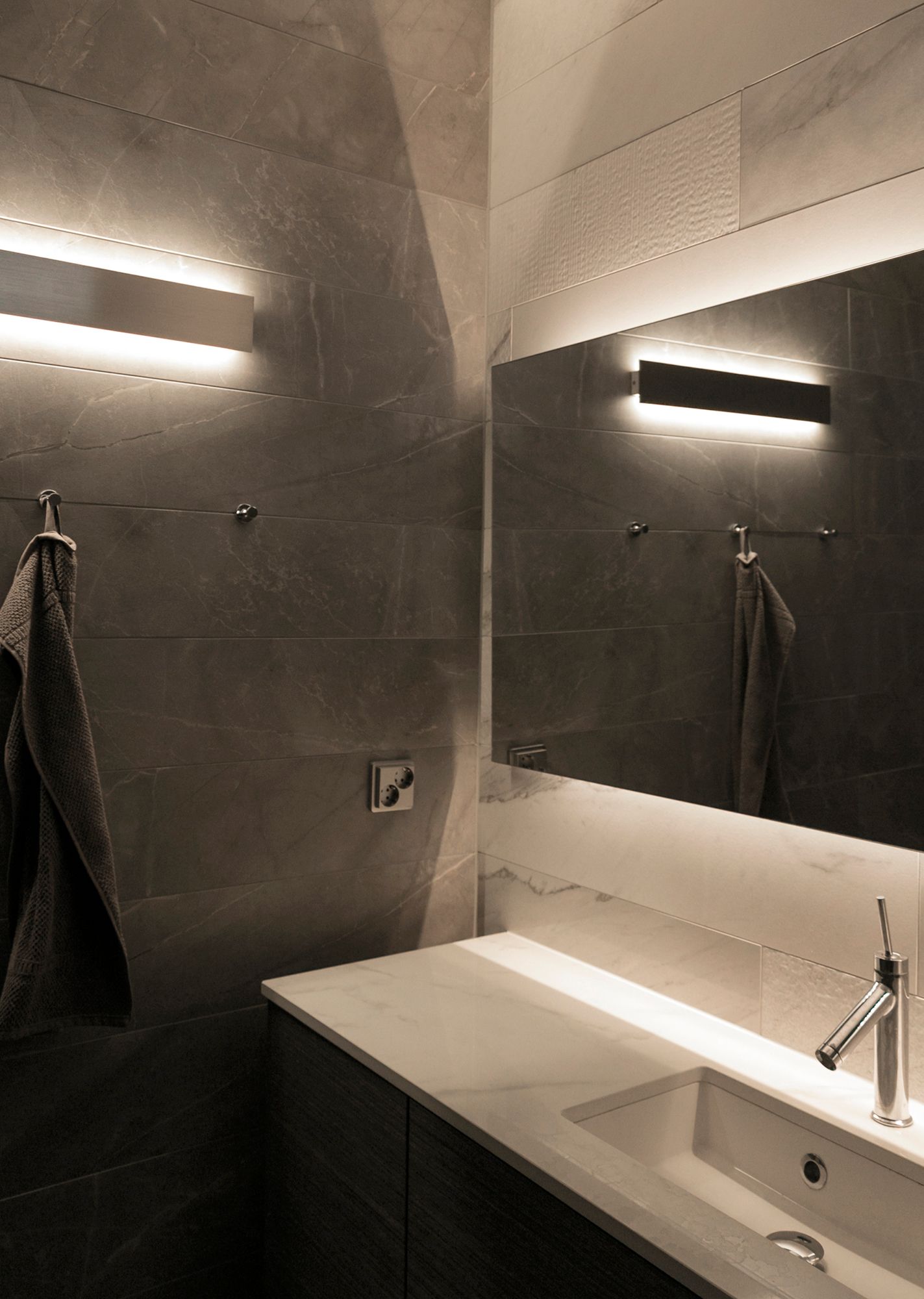 Highlighting the texture surface with a wall light that indirectly illuminates in two directions. Ledstore.fi