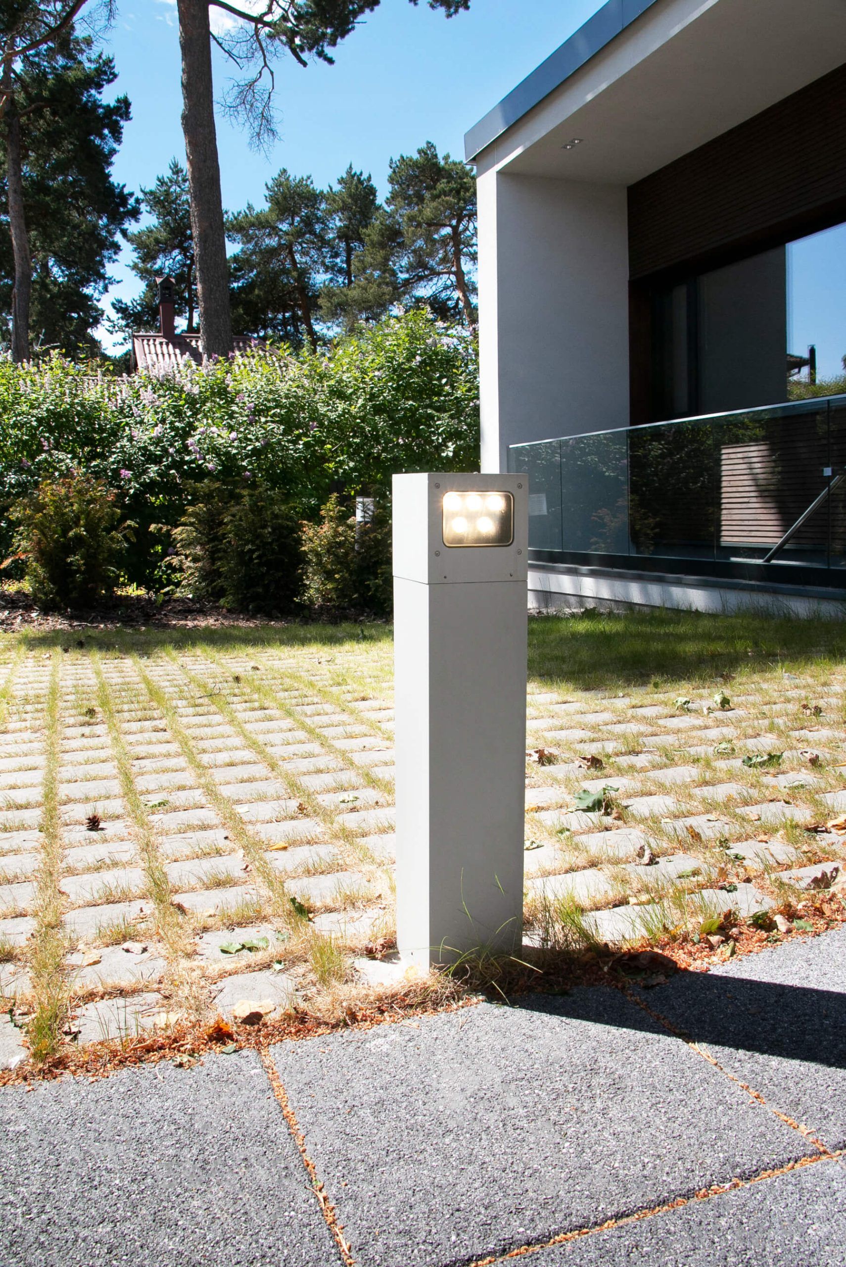 Curbing a driveway with Cubic out pillars LedStore.fi