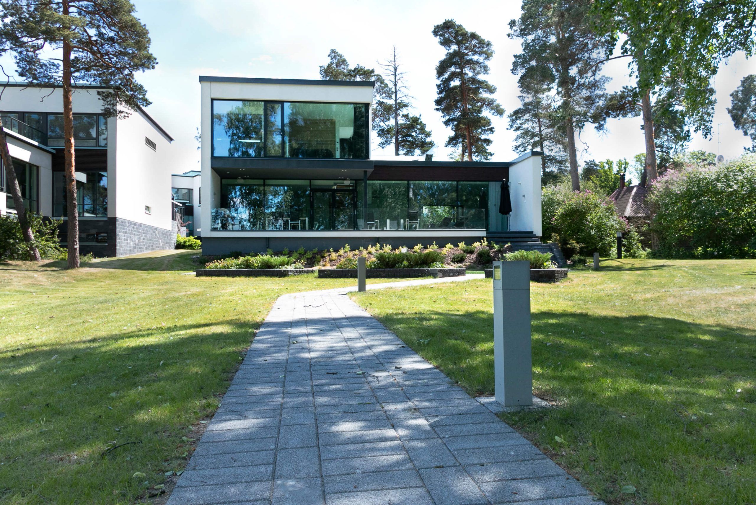 LedStore's Cubic out pillar at the edge of a driveway