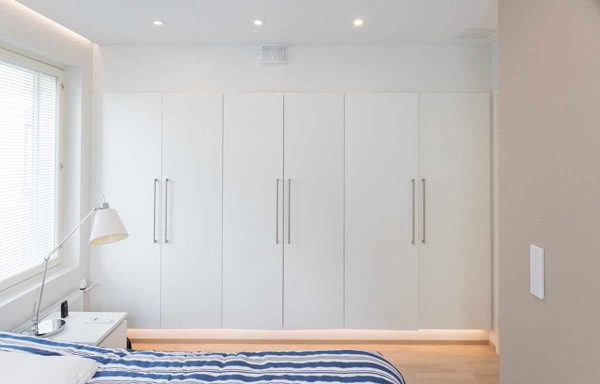 In front of the cabinet, general lighting is provided by directional 9W Kantti spotlights. Atmospheric corridor light with LED profile mounted on the base of the cabinet © LedStore