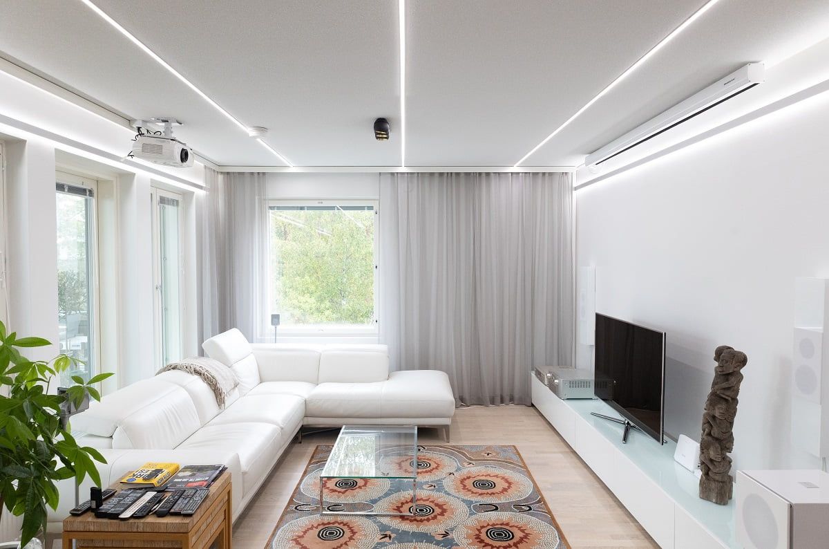 In addition to the ceiling, the living room can be illuminated with wall profiles that open upwards and downwards. © LedStore