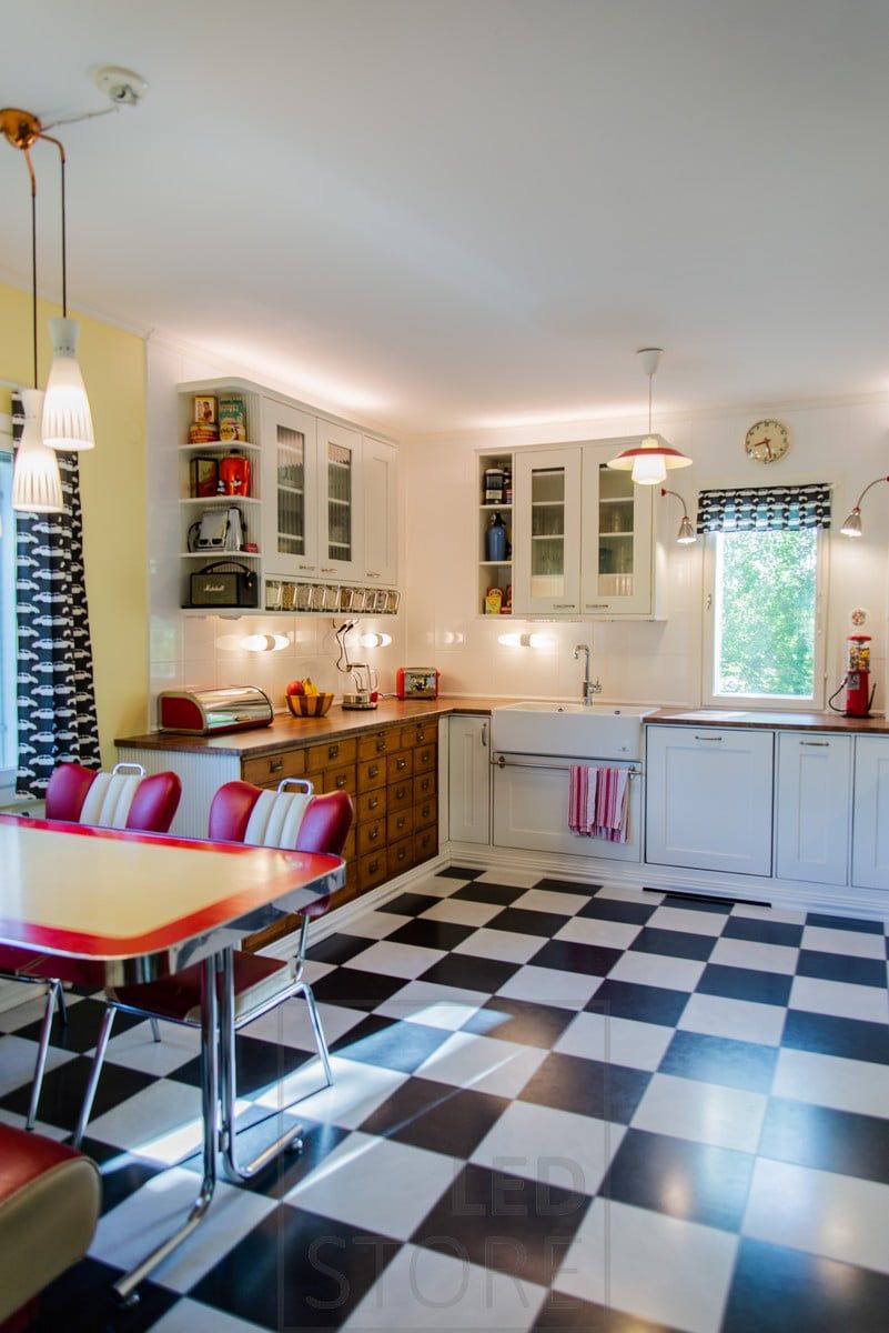LED strips above the kitchen cabinets illuminate the kitchen with indirect, atmospheric light. Ledstore.fi
