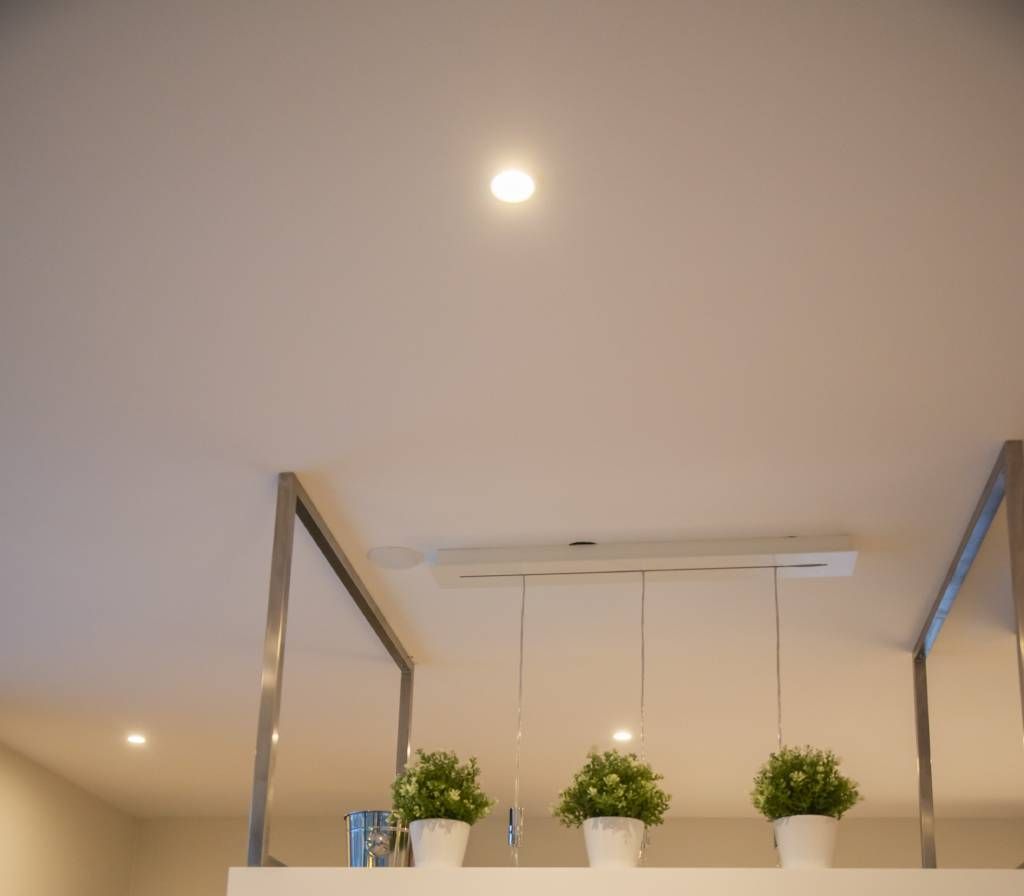 In the kitchen, a white 9W spotlight of model 023 is used as a general lighting fixture. © LedStore