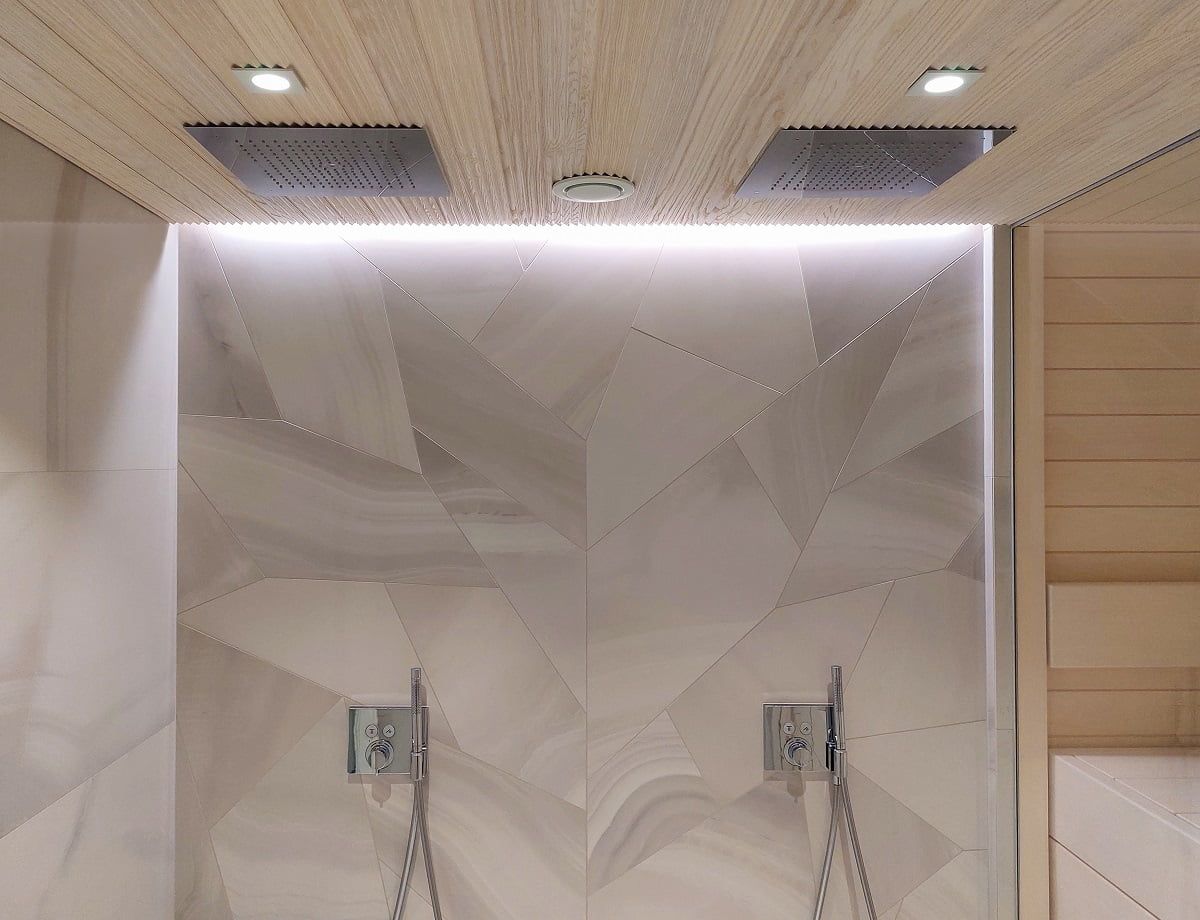 Led strip between the ceiling and the wall to highlight the special tile. In front of the shower, 9W watertight spotlights provide spotlighting. © LedStore