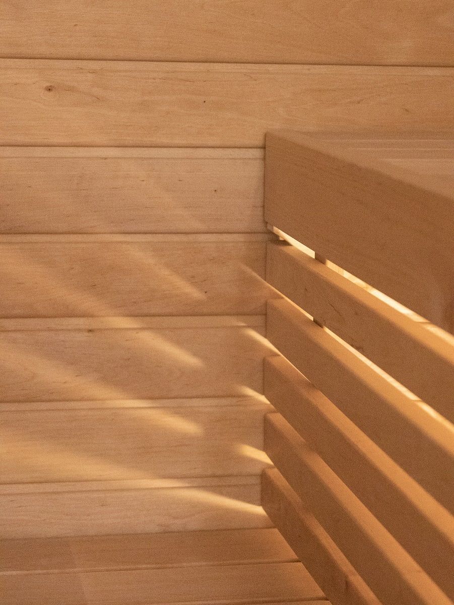 An LED strip light mounted under the plates adds a touch of ambience to the sauna room. ©LedStore